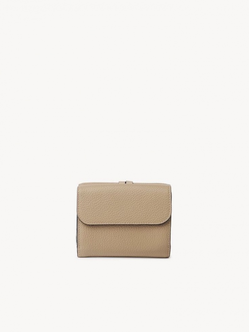 Chloe Alphabet Small Tri-fold Pieni lompakko Ruskea | CHE-SR14294